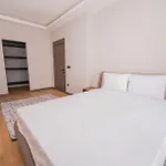 Lara Breeze Kundu Kanyon