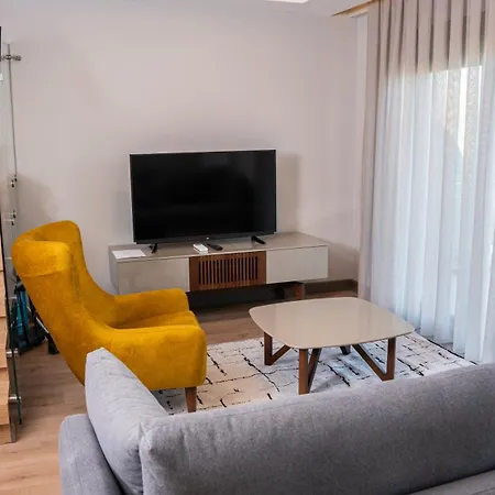 Lara Breeze Kundu Kanyon